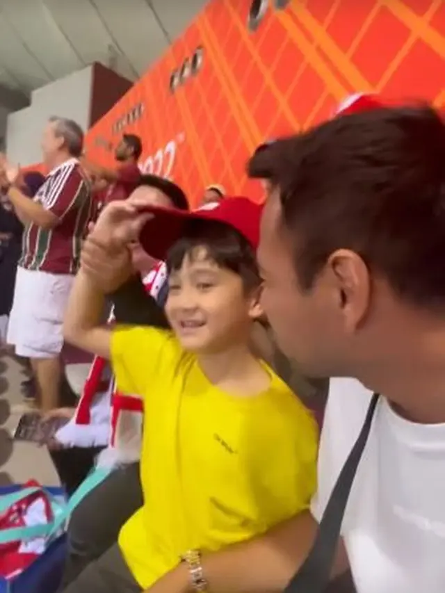 6 Potret Raffi Ahmad Nonton Langsung Piala Dunia, Rafathar Senang Inggris Menang