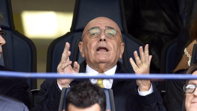 Wakil Presiden Milan Adriano Galliani saat menyaksikan laga Chievo Verona kontra Milan (AFP/Alberto Lingria)