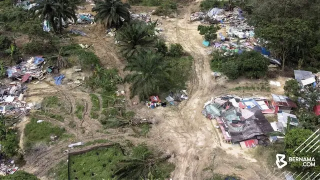 Perkampungan WNI ilegal itu berada di Nilai Spring, Negeri Sembilan. Lokasi lantas digrebek oleh petugas imigrasi Negeri Sembilan pada sebuah operasi yang digelar pada 1 Februari 2023 (Bernama)