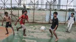 Anak-anak saat bermain dengan latar belakang gedung bertingkat di kawasan Petamburan, Jakarta, Selasa (23/11/2021). Kenaikan pendapatan negara mengindikasikan pemulihan ekonomi terus berlanjut. (merdeka.com/Iqbal S. Nugroho)