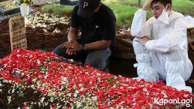 6 Momen Anak Jane Shalimar Antarkan Mendiang Ibu ke Pusara, Tak Kuasa Tahan Tangis