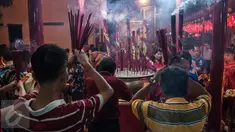 Warga etnis Tionghoa sembahyang di Klenteng Dharma Bhakti, Petak Sembilan Glodok, Jakarta Barat, Jumat (27/1). (Liputan6.com/Gempur M Surya)