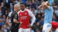 Erling Haaland dan Gabriel Magalhaes bersitegang pada laga Manchester City vs Arsenal dalam lanjutan Liga Inggris 2025/2026 di Etihad Stadium, Minggu (19/4/2026). (Darren Staples / AFP)