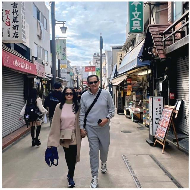 6 Gaya liburan Anna Maria istri Roy Marten, pesonanya di usia 61 tahun bikin kagum netizen