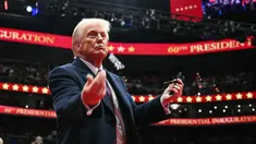 Presiden Amerika Serikat, Donald Trump melemparkan pena ke arah kerumunan setelah menandatangani perintah eksekutif selama parade perdana di dalam Capital One Arena, Washington, DC pada 20 Januari 2025. (Jim WATSON/AFP)