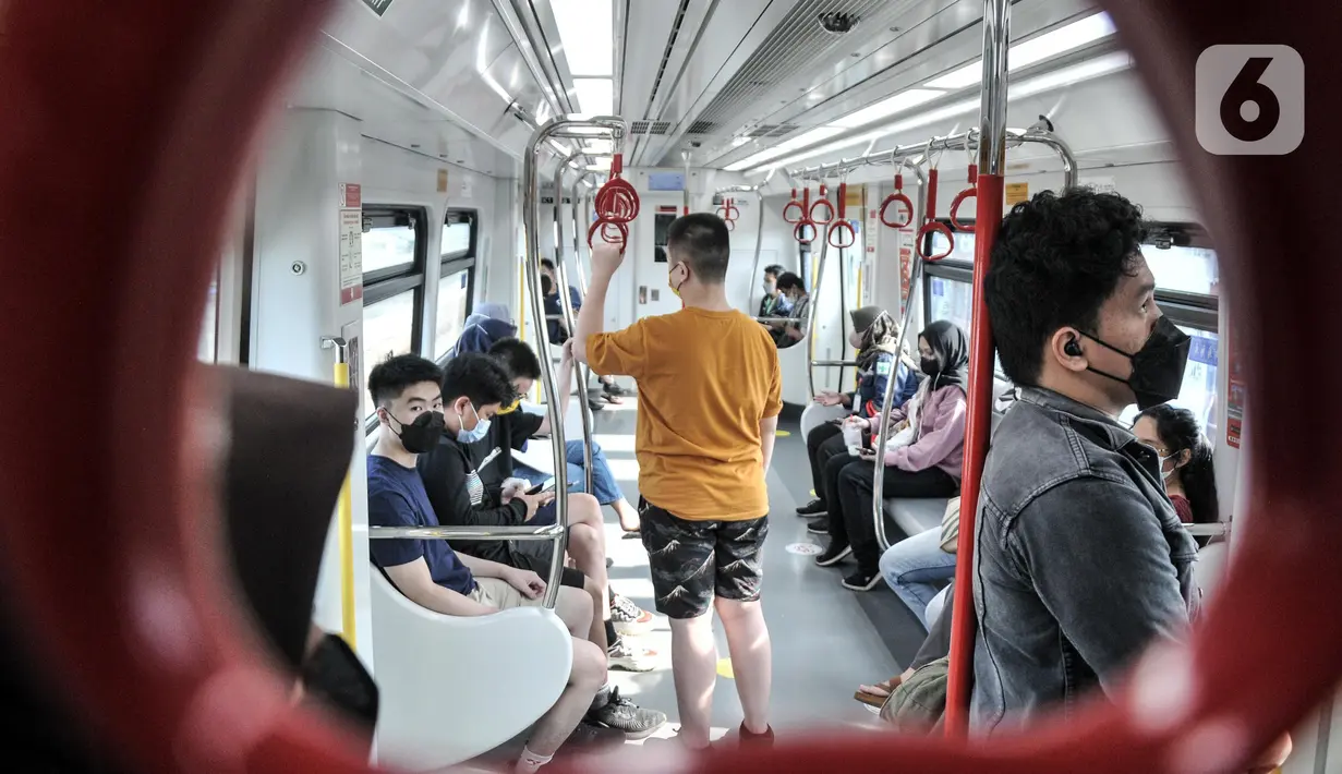 Warga menaiki transportasi Light Rail Transit (LRT) Jakarta, Rabu (22/6/2022). Layanan gratis tarif angkutan umum seperti Transjakarta, MRT, LRT dalam rangka merayakan HUT ke-495 DKI Jakarta disambut antusias oleh warga yang ingin menikmatinya bersama keluarga. (merdeka.com/Iqbal S. Nugroho)