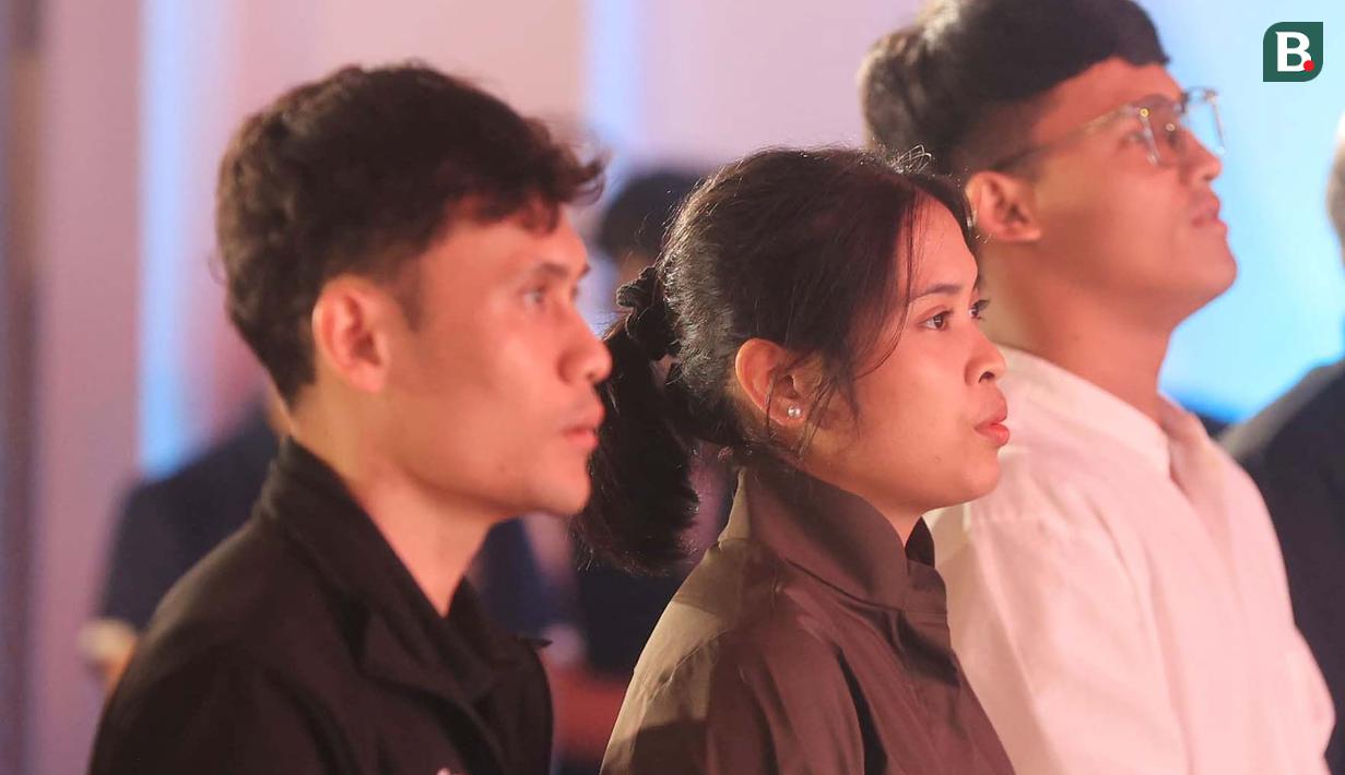 Atlet panjat tebing Veddriq Leonardo (ketiga kiri), pebulu tangkis tunggal putri Gregoria Mariska Tunjung (tengah kiri), dan atlet angkat besi Rizki Juniansyah menghadiri acara apresiasi kepada atlet peraih medali Olimpiade 2024 di Pos Bloc, Jakarta, Senin (2/9/2024). (Bola.com/M. Iqbal Ichsan)