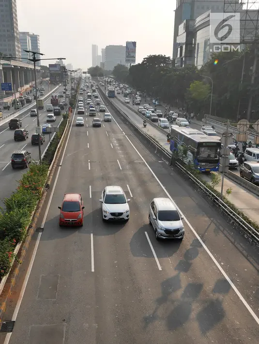 Sejumlah kendaraan melintas di Jalan Tol Dalam Kota, Jakarta, Senin (11/6). H-4 Lebaran sejumlah ruas tol di Jakarta ramai lancar. (Liputan6.com/Herman Zakharia)
