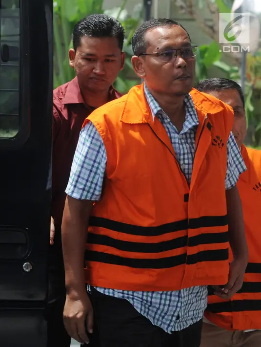 Kepala Dinas (Kadin) Bina Marga Kabupaten Lampung Tengah, Taufik Rahman bersiap menjalani pemeriksaan di Gedung KPK, Jakarta, Kamis (22/3). Taufik diperiksa terkait suap pinjaman APBD Lampung Tengah TA 2018. (Merdeka.com/Dwi Narwoko)