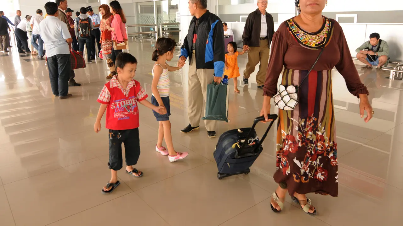 Penumpang di Bandara Mutiara Sis Aljufri Palu, Sulawesi Tengah