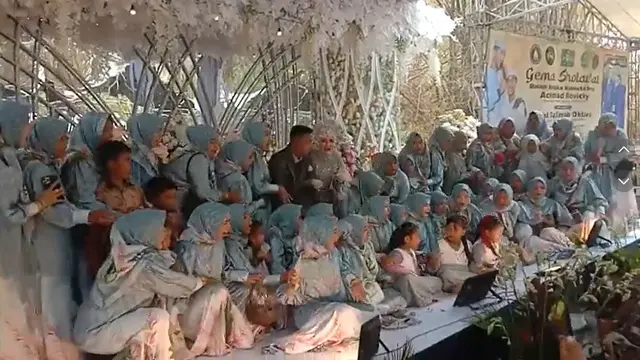 Viral Pengantin Foto Bareng Keluarga Besar Berujung Panggung Pelaminan Ambruk