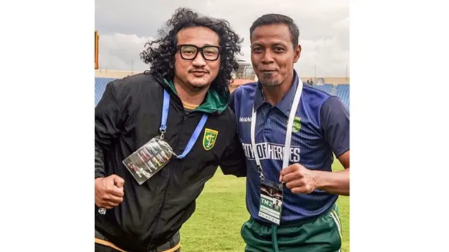 6 Gaya Isa Bajaj Mendukung Persebaya, Bukti Fans Fanatik