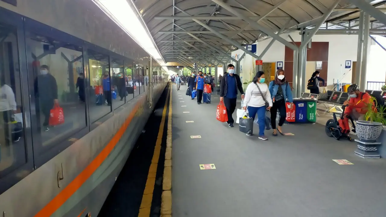 PT KAI perpanjang rute kereta Mutiara Timur. (Dian Kurniawan/Liputan6.com)