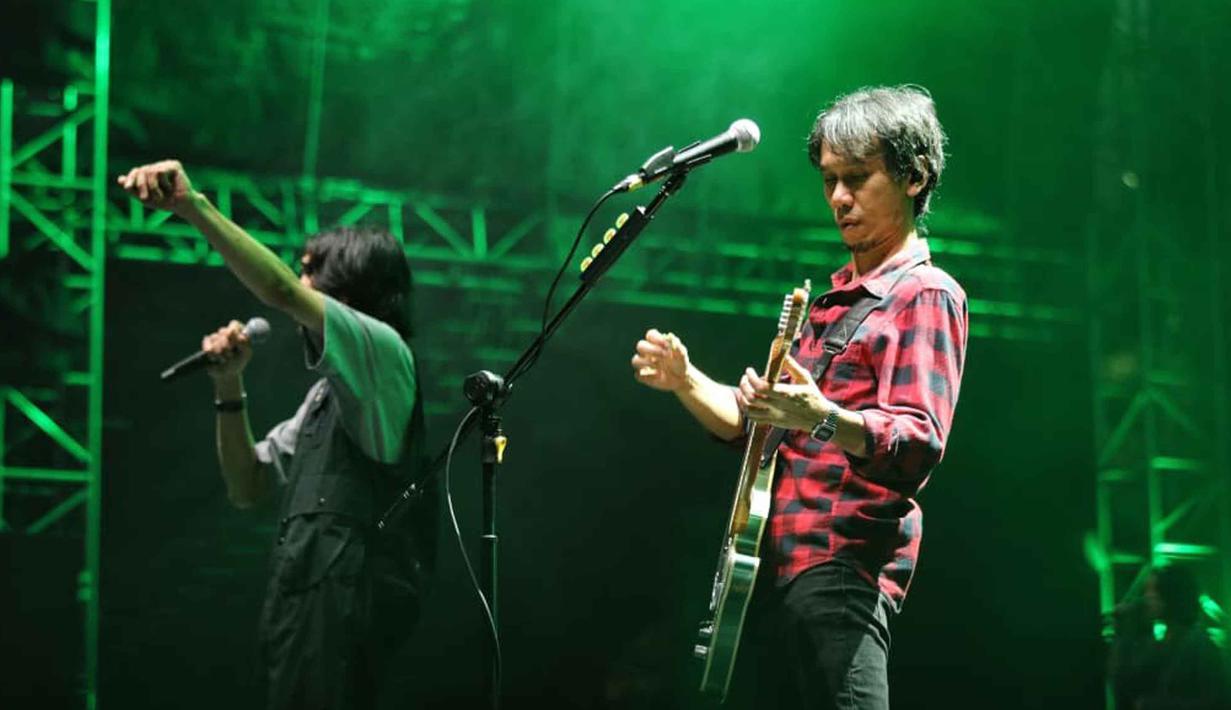 Membuka penampilan dengan lagu Seberapa Pantas dan Kita, Sheila On 7langsung membakar semangat para pengunjung festival Ramadan terbesar di Jakarta ini. Tampak dalam foto, grup band legendaris asal Yogyakarta, Sheila On 7 saat tampil pada hari kedua gelaran KapanLagi Buka Bareng (KLBB) Festival 2026 di Stadion Madya, Kompleks Gelora Bung Karno, Senayan, Jakarta, Minggu 1 Maret 2026. (Fimela.com/Adrian Putra)