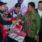 Kemenpora memberikan bonus sebesar 250 juta kepada Kevin dan Marcus saat tiba di Bandara Internasional Soekarno Hatta, Tangerang, Banten, Selasa (14/3). Kevin dan Marcus adalah juara ganda putra All England 2017. (Liputan6.com/Gempur M Surya)