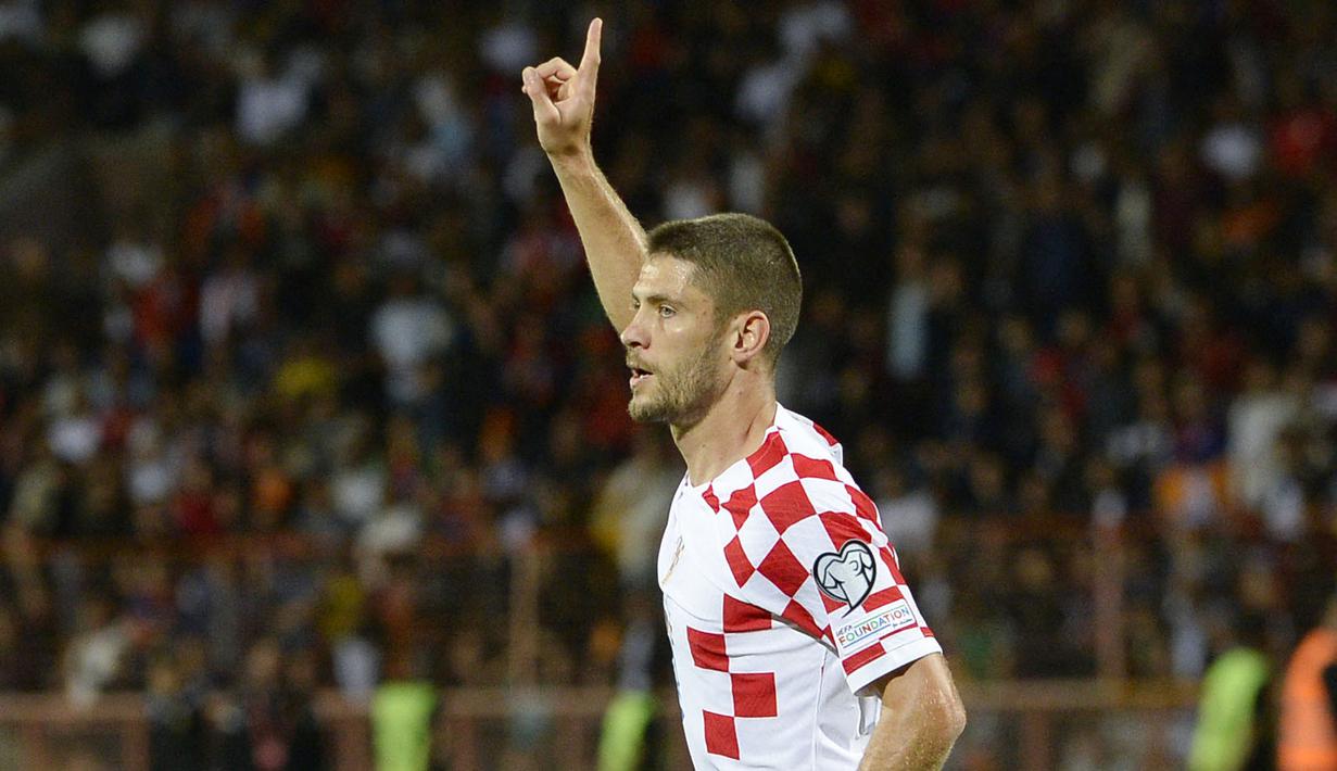 Pemain Kroasia, Andrej Kramaric, melakukan selebrasi setelah mencetak gol ke gawang Armenia pada laga Kualifikasi Euro 2024 di Stadion Vazgen Sargsyan Republican, Armenia, Senin (11/9/2023). Kroasia menang dengan skor 1-0. (AFP/Karen Minasyan)