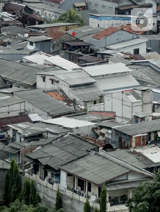 Suasana kepadatan permukiman penduduk antara gedung perkantoran di Jakarta, Kamis (20/2/2020). DKI Jakarta menjadi provinsi dengan kepadatan penduduk tertinggi di Indonesia. (Liputan6.com/Faizal Fanani)