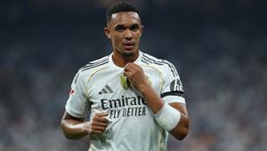 Bek Real Madrid asal Inggris #12, Trent Alexander-Arnold, terlihat dalam pertandingan sepak bola Liga Spanyol antara Real Madrid CF dan CA Osasuna di Stadion Santiago Bernabeu, Madrid, pada Rabu (20-8-2025) dini hari WIB. (Thomas COEX/AFP)
