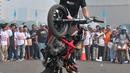 Freestyler melakukan atraksi freestyle sepeda motor saat memeriahkan Festival Damai Millenial Road Safety di Monas, Jakarta, Minggu (23/6/2019). Festival ini menyosialisasikan disiplin berlalu lintas serta merajut persatuan dan kesatuan, khususnya generasi millienial. (merdeka.com/Iqbal Nugroho)