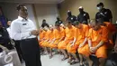 Kepala BNN Komjen Budi Waseso menunjukkan tersangka beserta barang bukti saat rilis kasus narkotika jenis 4-CMC dan sabu di Jakarta, Kamis (2/2). (Liputan6.com/Immanuel Antonius)