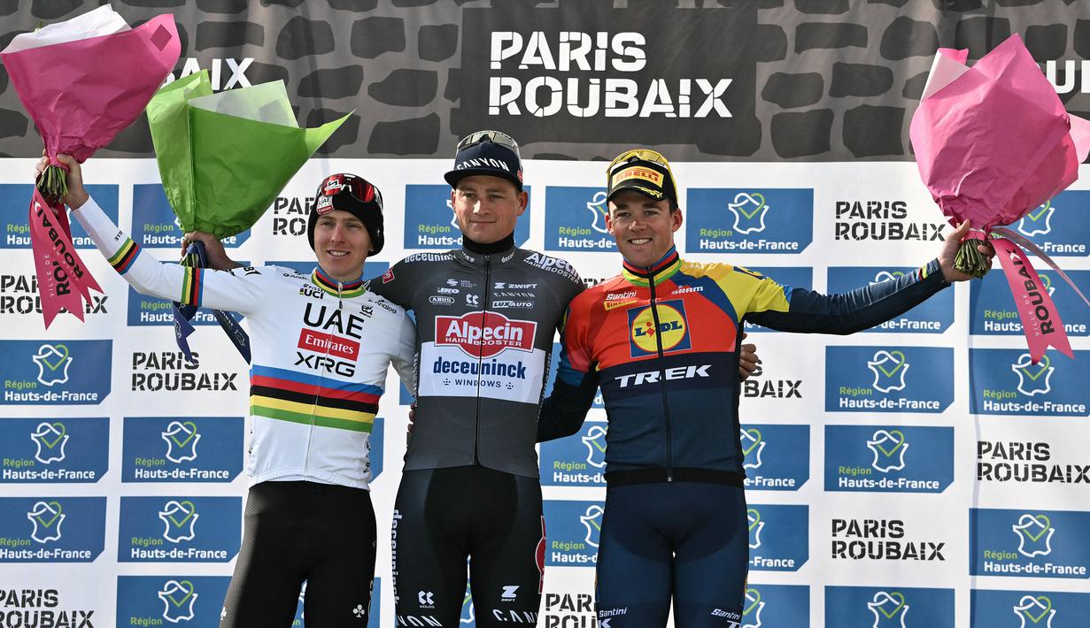 Pembalap Alpecin-Deceuninck, Mathieu van der Poel berfoto bersama di atas podium dengan pembalap UAE Team Emirate, Tadej Pogacar (kiri) dan Lidl-Trek, Mads Pedersen setelah memenangkan Paris Roubaix 2025 pada Minggu (13/04/2025) waktu setempat. Van der Poel menyelesaikan balapan yang menempuh jarak 259,2 km antara Compiegne hingga Roubaix, Prancis dengan catatan waktu 5 jam 27 menit 27 detik. (AFP/Jeff Pachoud)