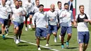 Para pemain Argentina melakukan pemanasan saat sesi latihan di Bronnitsy, Rusia, (15/6). Argentina akan bertanding melawan Islandia pada grup D Piala Dunia 2018 di Spartak Stadium, Moskow.  (AP Photo / Ricardo Mazalan)