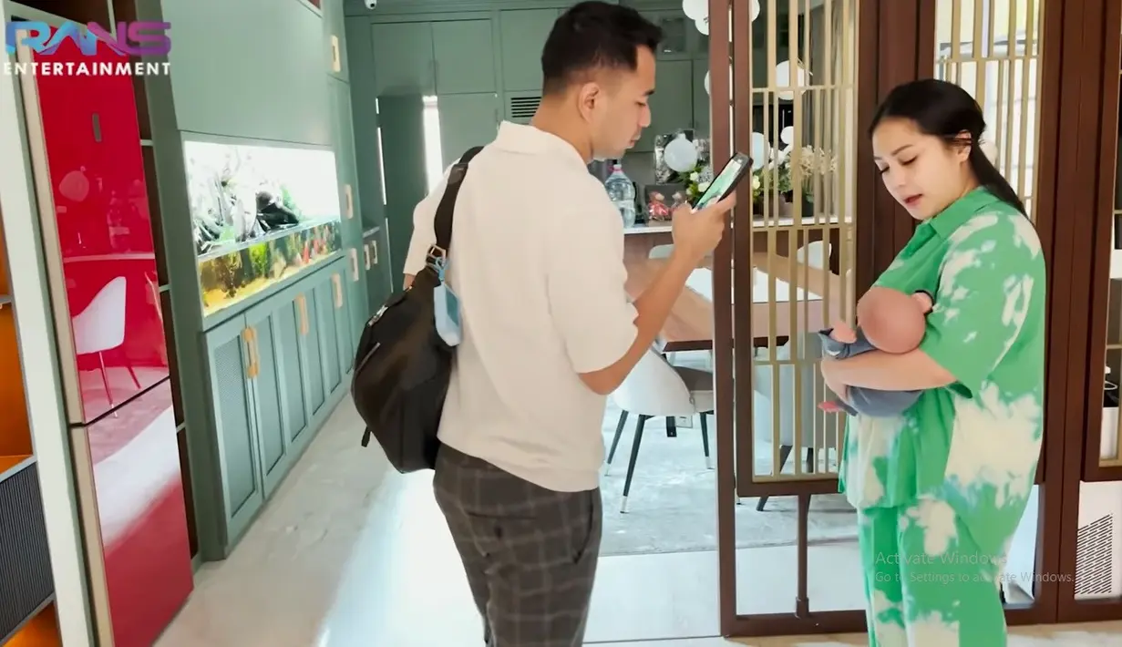 Kali ini, Nagita Slavina tampil mengenakan setelan piyama tie-dye atasan lengan pendek dengan celana panjang bernuansa hijau dan putih. Setelan piyama ini dari brand Suku yang bisa di dapatkan di MASARI dengan harga Rp1.500.000.