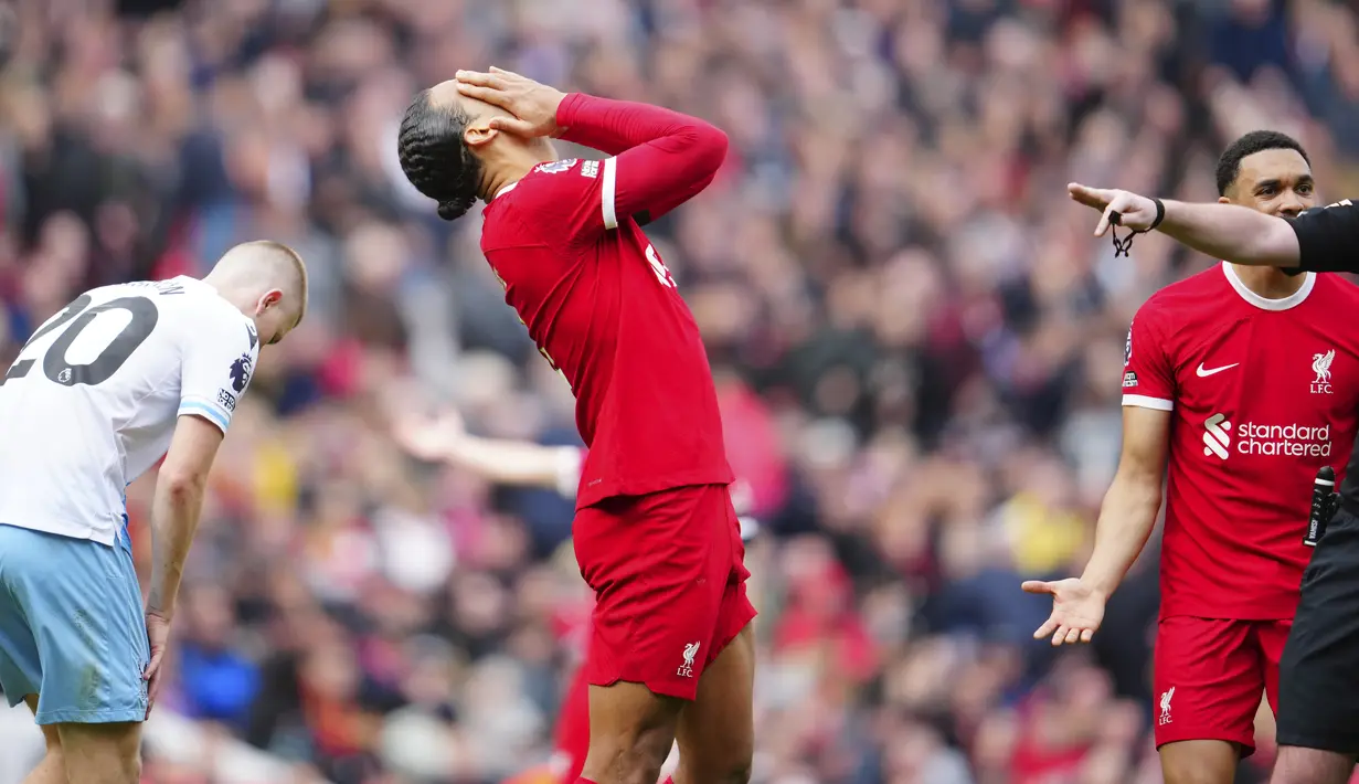 Reaksi bek Liverpool Virgil van Dijk saat menghadapi   Crystal Palace pada pekan ke-33 Liga Inggris 2023/2024 di Anfield, Minggu (14/4/2024). (AP Photo/Jon Super)