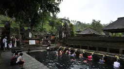 Di Bali, Soekarno dianggap penjelmaan dewa Wisnu. Masih seperti yang ditulis di buku biografinya yang ditulis Cindy Adams bahwa setiap Soekarno datang ke Tampaksiring yang tidak begitu jauh dengan Denpasar selalu turun hujan. (Istimewa) 