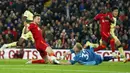 Pemain Liverpool Diogo Jota berusaha mencetak gol melewati kiper Arsenal Aaron Ramsdale pada pertandingan sepak bola Liga Inggris di Stadion Anfield, Liverpool, Inggris, 20 November 2021. Liverpool menang 4-0. (AP Photo/Jon Super)