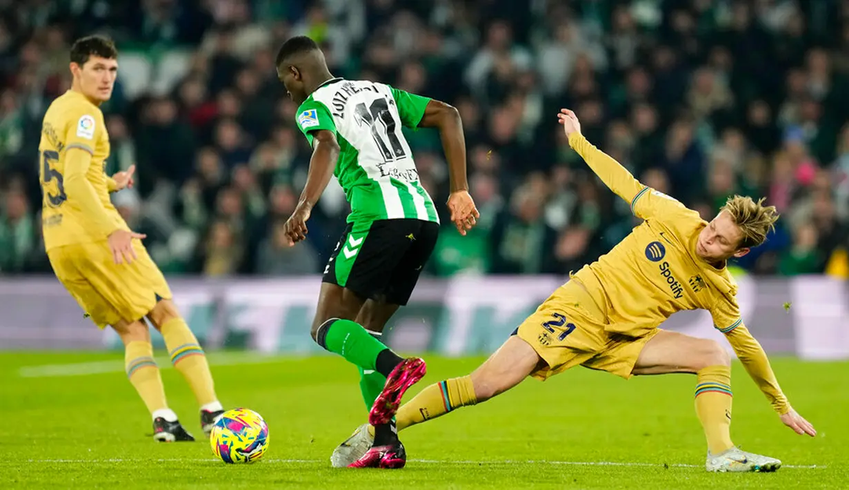 Pemain Barcelona Frenkie de Jong (kanan) berebut bola dengan pemain Real Betis Luiz Henrique pada pertandingan sepak bola Liga Spanyol di Stadion Benito Villamarin, Seville, Spanyol, 1 Februari 2023. Barcelona genap mengoleksi 50 poin dan unggul 8 poin dari Real Madrid usai menang 2-1 atas Real Betis pada lanjutan Liga Spanyol. (AP Photo/Jose Breton)