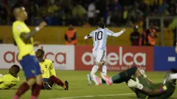 Bintang Argentina, Lionel Messi, merayakan gol ke gawang Ekuador pada laga kualifikasi Piala Dunia 2018 di Stadion Olimpico Atahualpa, Quito, Selasa (10/10/2017). Sempat tertinggal, Argentina akhirnya menang 3-1 atas Ekuador. (AP/Dolores Ochoa)