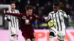 Pemain Juventus, Paul Pogba (kanan) berebut bola dengan pemain Torino, Jacopo Segre pada laga lanjutan Liga Italia 2022/2023 yang berlangsung di Allianz Stadium, 28 Februari 2023. Ini merupakan laga debut kedua bagi Pogba bersama Juventus. (AFP/Marco Bertorello)