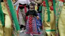Seorang anak perempuan mengikuti flashmob tari tradisional selama acara MRT Menari di taman MRT Dukuh Atas, Jakarta, Minggu (23/12). Acara tersebut digelar dalam rangka menyambut kehadiran MRT di Jakarta. (Merdeka.com/Iqbal S Nugroho)