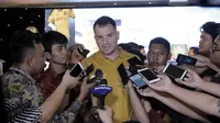 Pelatih Bhayangkara FC, Simon McMenemy, menjawab pertanyaan saat launching tim di Hotel Borobudur, Jakarta, Jumat (23/2/2018). Bhayangkara FC memperkenalkan pemain dan jersey baru untuk musim Liga Indonesia musim 2018. (Bola.com/M Iqbal Ichsan)