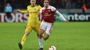 Aksi Matteo Guendouzi melewati pemain Bate Borisov, Bojan Dubajic pada leg 1,32 besar Liga Europa yang berlangsung di stadion Borisov Arena, Borisov, Jumat (15/2). Arsenal tumbang 0-1 kontra Bate Borisov. (AFP/Sergei Gapon)