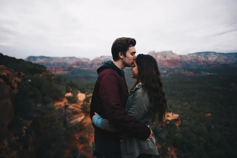 Ciuman akan membuat hubunganmu dan pasangan menjadi hangat. (Sumber foto: unsplash)