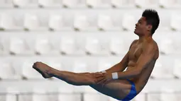 Atlet loncat indah asal China, Yang Jian melakukan lompatan pada nomor mens's 10m platform preliminary Asian Games 2018 di Jakarta, Sabtu (1/9). (Merdeka.com/Imam Buhori)