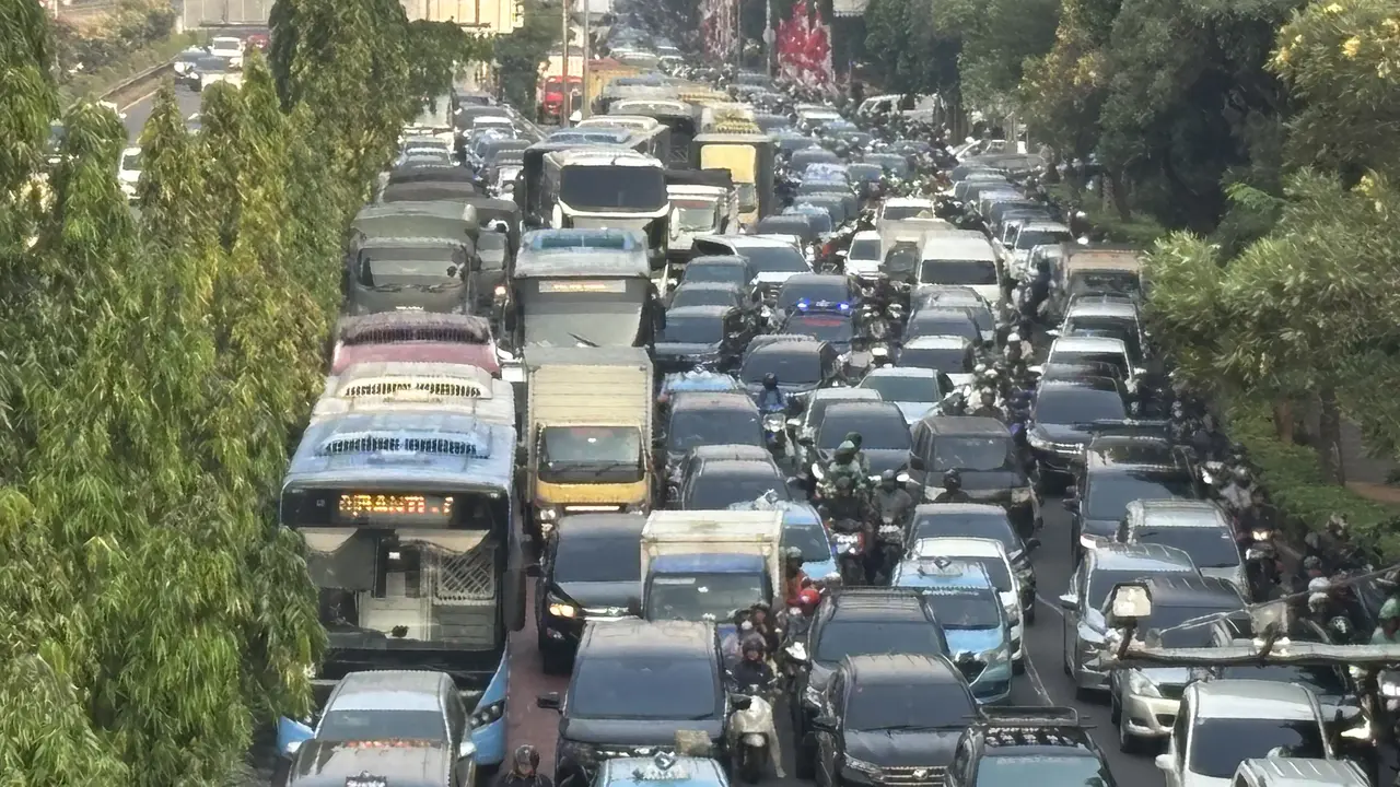 Kemacetan terjadi di ruas Jalan Gatot Subroto mengarah ke Senayan dan Blok M pada Rabu (28/5/2025) sore (Liputan6.com/Ady Anugrahadi)