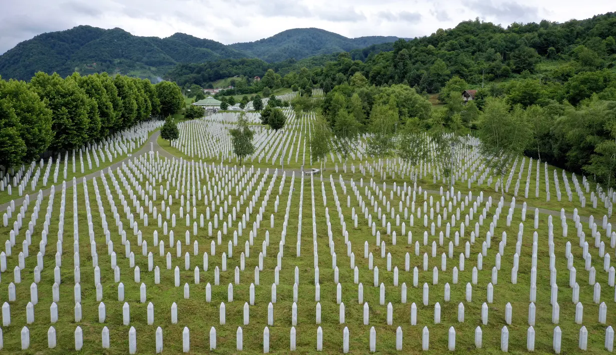 Deretan batu nisan terlihat di pemakaman korban pembantaian Sreberenica, Potocari, Bosnia, 7 Juli 2020. Lebih dari 8.000 muslim Bosnia tewas dalam 10 hari pembantaian setelah kota itu dikuasai pasukan Serbia pada bulan-bulan terakhir perang saudara 1992-1995. (AP Photo/Kemal Softic)