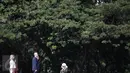 Presiden Jokowi (kanan) dan Presiden Republik Serbia, Tomislav Nikolic beserta Ibu Negara RI, Iriana Jokowi dan Ibu Negara Serbia, Dragica Nicolic mengikuti upacara kenegaraan di Istana Merdeka, Jakarta, Rabu (27/4). (Liputan6.com/Faizal Fanani)