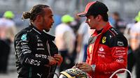 Pembalap Mecedes, Lewis Hamilton (kiri) dan pembalap Ferrari, Charles Leclerc didiskualifikasi dari Formula 1 GP Amerika Serikat karena melanggar regulasi teknis. (AFP/Chandan Khanna)