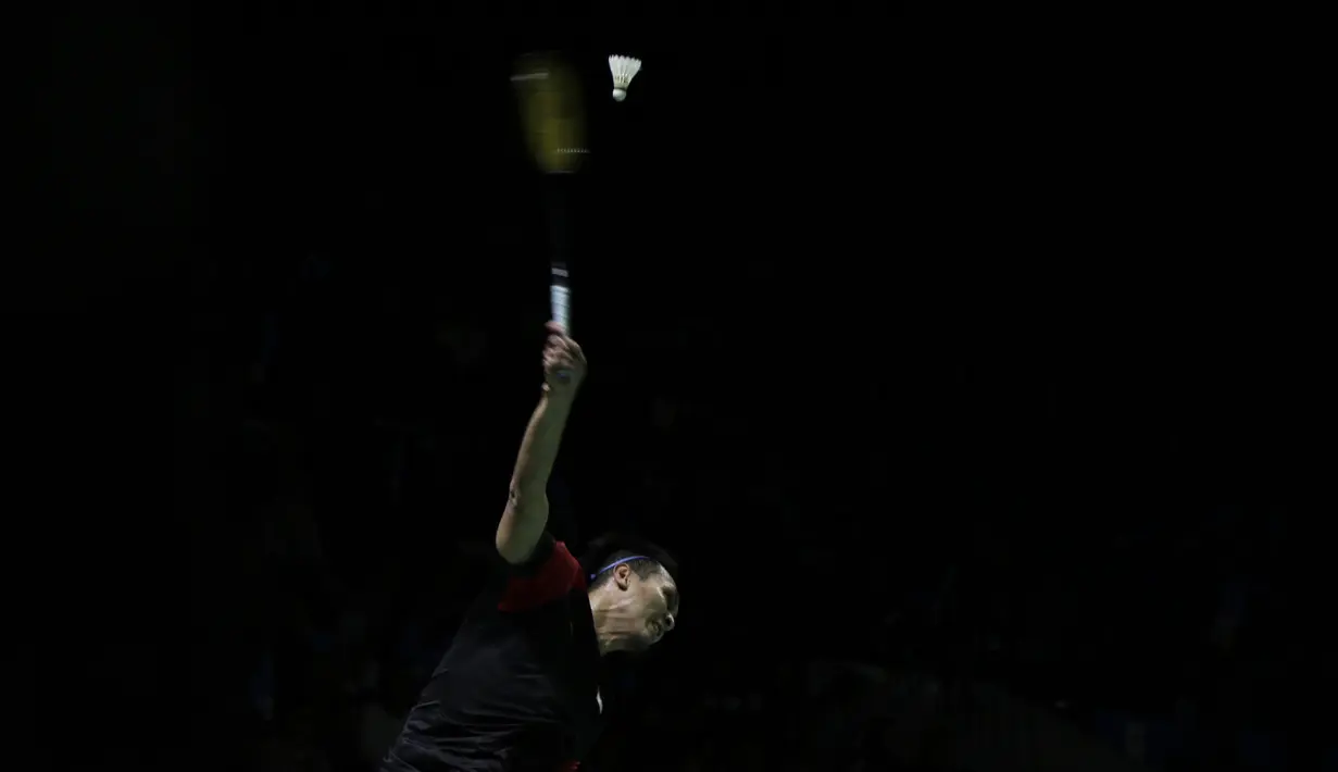 Ganda putra Indonesia, Mohammad Ahsan, melakukan smash saat melawan ganda Inggris, Marcus Ellis/Chris Langridge, pada Blibli Indonesia Open 2019 di Istora Senayan, Jakarta, Rabu (17/7). Ahsan/Hendra menang 28-26, 21-17. (Bola.com/Yoppy Renato)