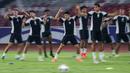 <p>Ragnar Oratmangoen (tengah) bersama pemain Timnas Indonesia melakukan official training menjelang laga lanjutan putaran ketiga Kualifikasi Piala Dunia 2026 melawan Jepang di Stadion Utama Gelora Bung Karno (SUGBK), Senayan, Jakarta, Kamis (14/11/2024). (Bola.com/Bagaskara Lazuardi)</p>