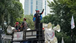 Salah satu pengunjuk rasa melakukan orasi saat aksi buruh di depan kantor BPJS Ketenagakerjaan, Jakarta, Kamis, (4/6/2015). Mereka menolak iuran sebesar 1,5 persen sesuai usulan Apindo. (Liputan6.com/Faizal Fanani)