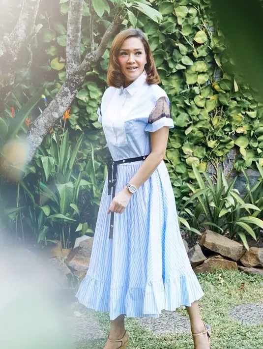 Wanita asal Surabaya ini memang diketahui kerap mengunggah gaya OOTD di akun Instagram pribadinya. Bahkan, tak sedikit yang menganggap penampilan Maia ini bak anak muda. (Liputan6.com/IG/@maiaestiantyreal)