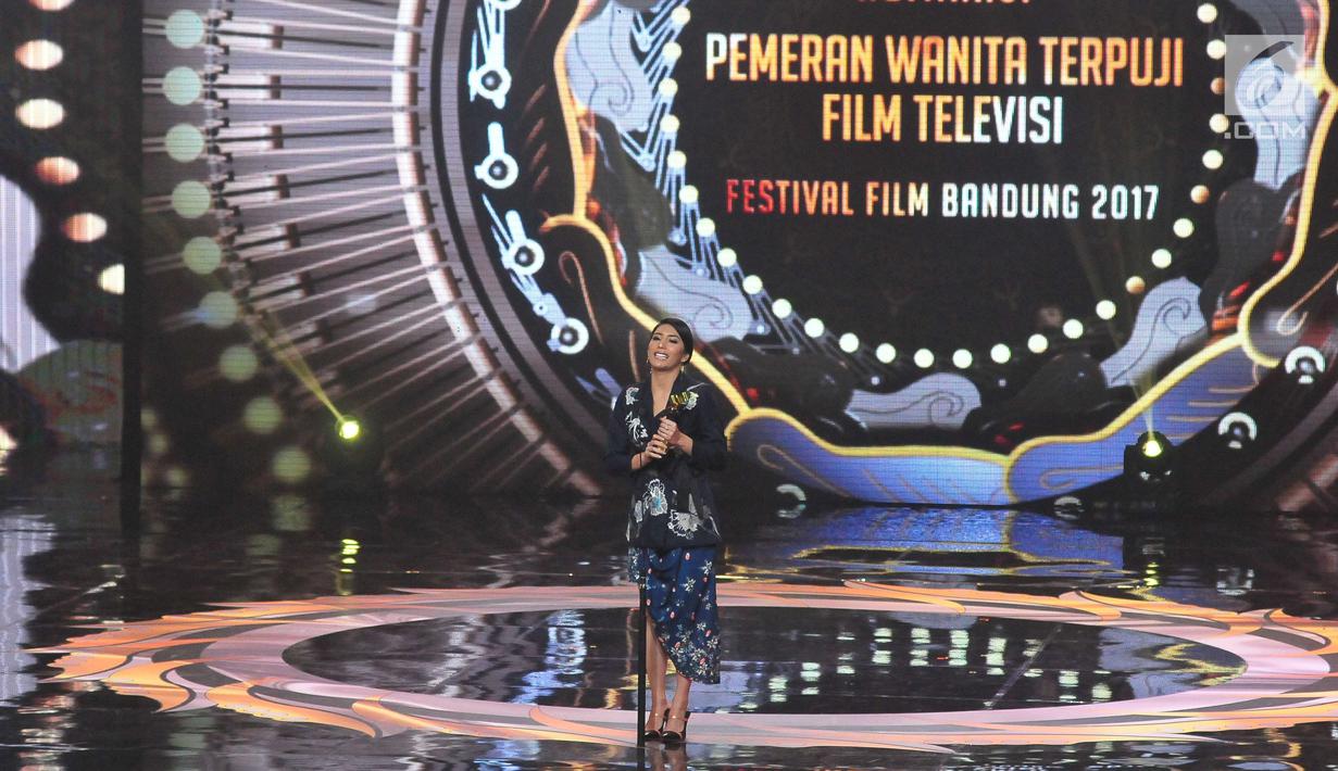 Aktris Tyas Mirasih menerima penghargaan Pemeran Wanita Terpuji Film Televisi dalam ajang Festival Film Bandung 2017 di studio 6 Emtek, Jakarta (22/10). (Liputan6.com/Helmi Afandi)