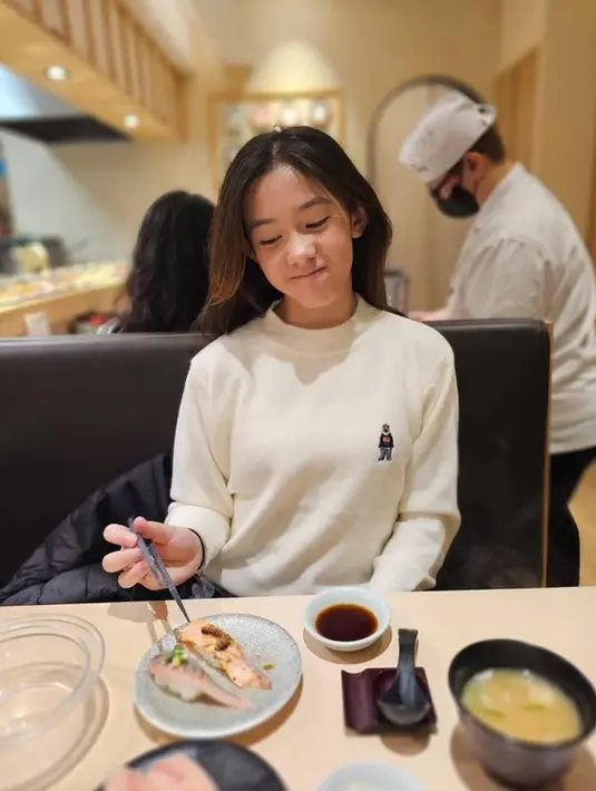 <p>Banyak orang yang menilai penampilan Mikha mirip dengan artis Korea. Bahkan beberapa netizen menyebut Mikha mirip seperti Jisoo BLACKPINK. [Foto: instagram.com/nafaurbach/mikhaela.lee]</p>