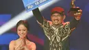 Hendro Saki mengangkat piala setelah lagunya di nobatkan sebagai Lagu Dangdut Terpopuler ajang Indonesian Dangdut Awards (IDA) 2017. Keceriaan lagu Egois yang dibawakan oleh penyanyi bersuara emas, Lesti jebolan D'Academy. (Bambang E. Ros/Bintang.com)