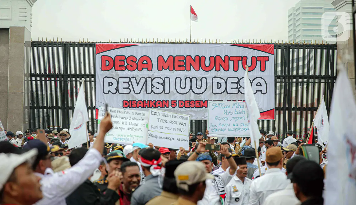 <p>Sejumlah perangkat desa yang tergabung dalam Persatuan Perangkat Desa Indonesia (PPDI) berunjuk rasa di depan Gedung DPR, Jakarta, Kamis (23/7/2023). Dalam aksinya, mereka mendesak DPR dan pemerintah untuk merevisi UU No. 6 Tahun 2014 tentang Desa. (Liputan6.com/Faizal Fanani)</p>